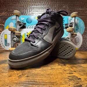 Mid to late 2000’s Mike Carroll Select LAKAI limited Colourway. Size 9